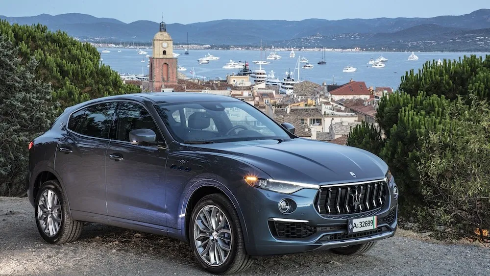 Akzente in Kobaltblau machen den Levante GT Hybrid nach außen kenntlich.